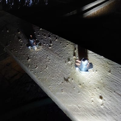 ברגים מחוברים ללוח עץ עם חוטי נחושת