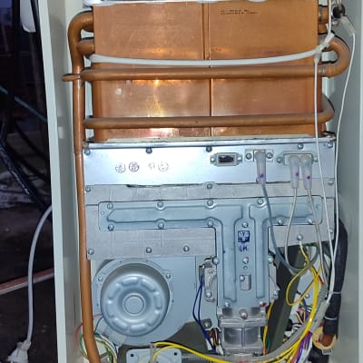 מערכת גז טכנית עם צינורות וחיבורים שונים