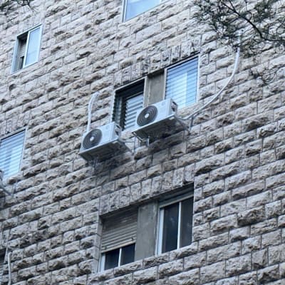 יחידות מיזוג אוויר מותקנות על קיר חיצוני של בניין