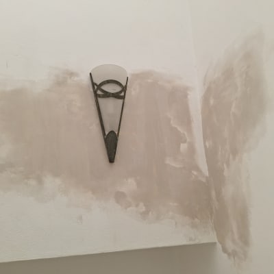 קיר עם סימני צבע ותיקון טיח