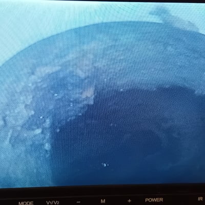 צילום מסך של צינור עם סימני נזילה