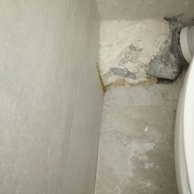 צינור ביוב עם נזילה בקיר חדר אמבטיה