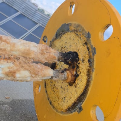 חלק צהוב של דוד שמש עם חלודה