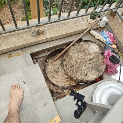 פתח ביוב פתוח עם כלים וניקוי