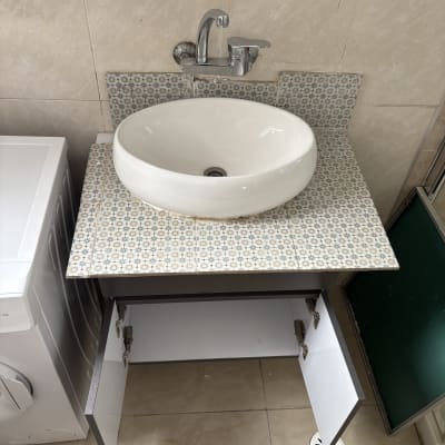 כיור עגול עם ברז וארון פתוח מתחת