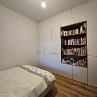 ארון קיר עם מדפים וספרים בחדר שינה