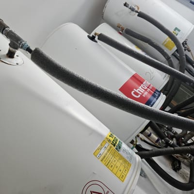 דודי שמש עם צינורות מבודדים בחדר