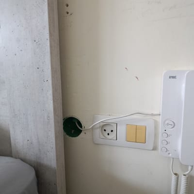 שקע חשמל וקופסת חיבורים על קיר