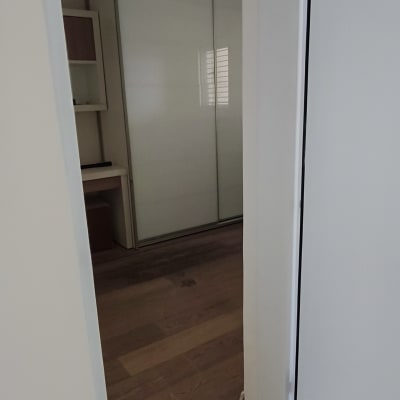 חדר עם ארון ודלת פתוחה