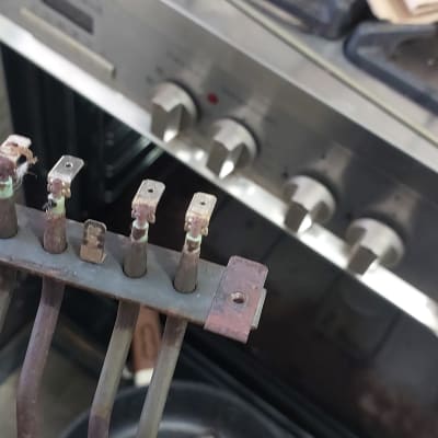 חיבורים חשמליים ישנים ליד כיריים גז