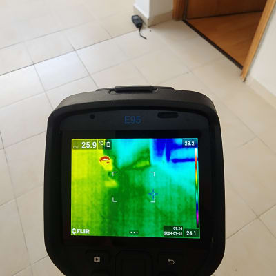 מצלמה תרמית מציגה תמונה של אזור עם דליפת חום