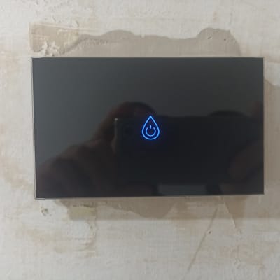 מתג חשמלי עם סמל כחול על קיר