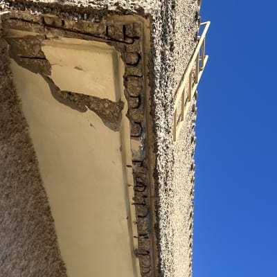 קיר עם טיח מתקלף וסדקים, מראה של תיקון נדרש