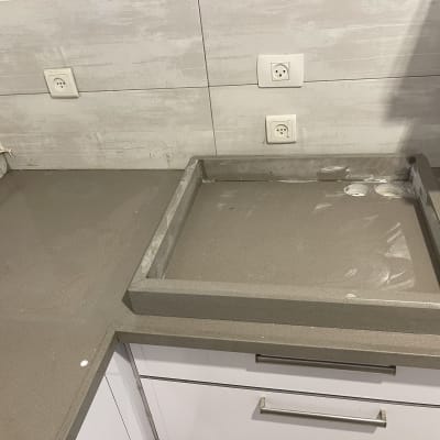 משטח שיש במטבח עם כיור לא מותקן