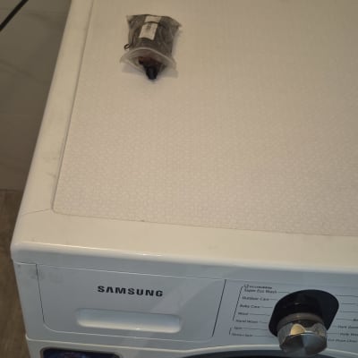 מכונת כביסה סמסונג עם חיבורים חשמליים