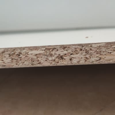 תקריב של קצה לוח עץ דחוס