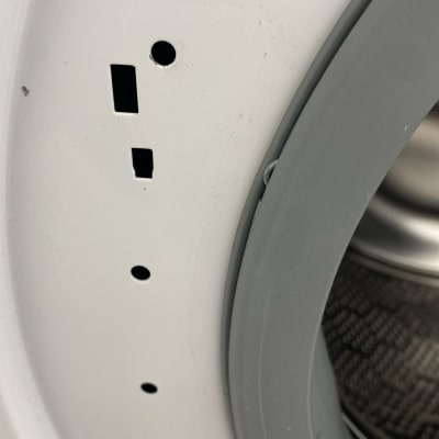 חלק ממכונת כביסה עם תוף מתכת