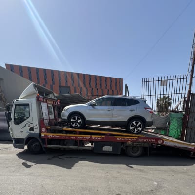 רכב על גרר בשירותי דרך