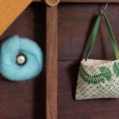 תיק קטן עם עיצוב על רקע עץ