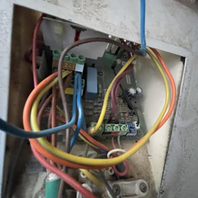 חוטי חשמל צבעוניים בלוח חשמלי של מזגן