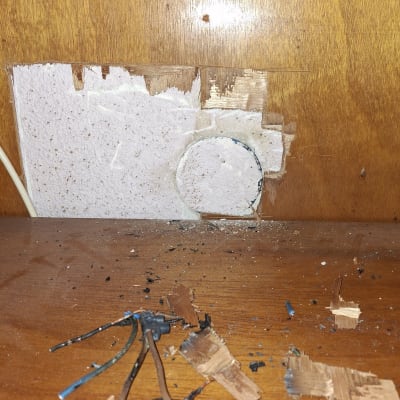 חוטי חשמל חשופים על שולחן עץ עם שבבים