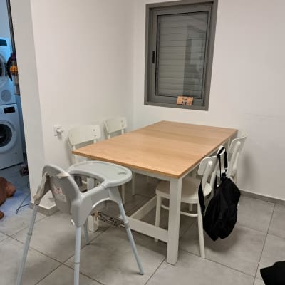 פינת אוכל עם שולחן וכיסאות, חלון סגור