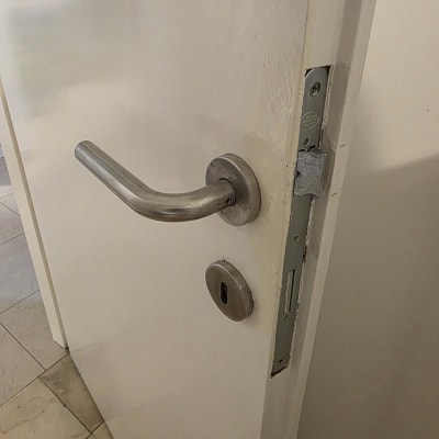 ידית ודלת עם מנעול חלקי