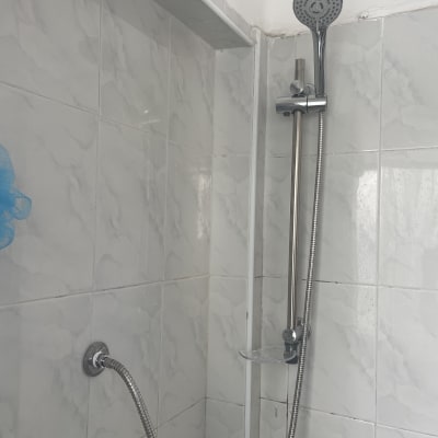 התקנת מוט פינוק ומזלף מקלחת על קיר אריחים באמבטיה