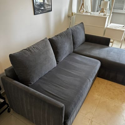 ספה אפורה בחדר עם רהיטים נוספים