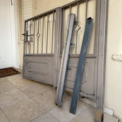 מסגרת מתכת מונחת על רצפה ליד קיר חיצוני