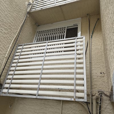 רשת הגנה על מרפסת למניעת כניסת יונים