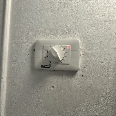 תרמוסטט קיר עם חוגה ומנורת חיווי אדומה