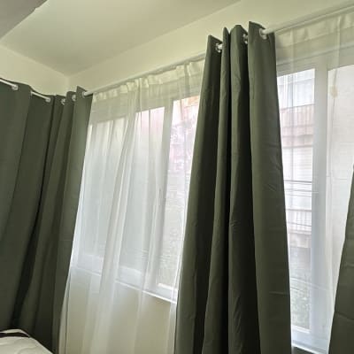 וילונות כהים תלויים על חלון בחדר