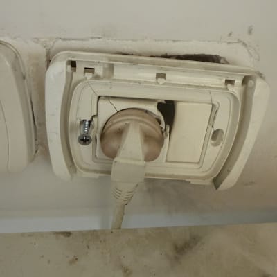 שקע חשמלי עם תקע מחובר בקיר