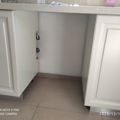 ארונות מטבח פתוחים עם צנרת גלויה