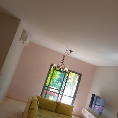 קיר צבוע בסלון עם ספה וטלוויזיה