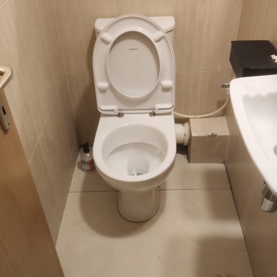 שירותים עם אסלה וכיור בחדר אמבטיה קטן