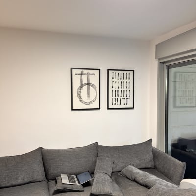 תמונות של כלי עבודה על הקיר