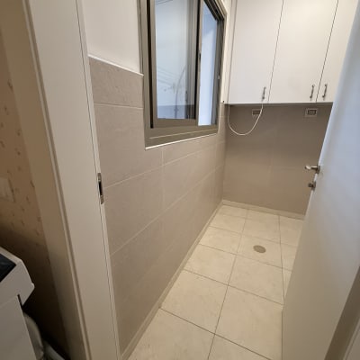 חדר שירות עם ארונות וקיר אריחים
