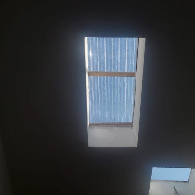 חלון גג עם כיסוי שקוף לאיטום