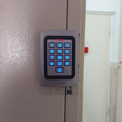 לוח מקשים של מערכת אינטרקום מותקן על דלת