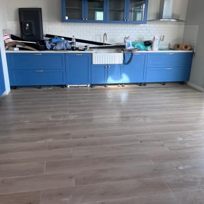 מטבח כחול עם רצפת עץ חדשה