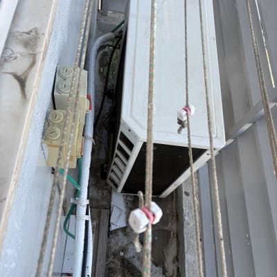 מזגן חיצוני עם חוטים וצינורות, לא מציג עבודה בתחום