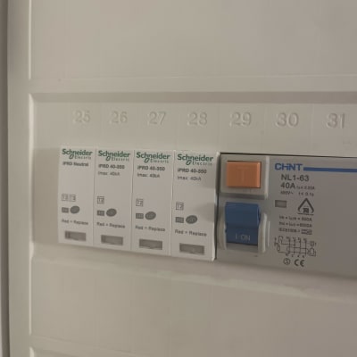 לוח חשמל עם מפסקים וחלקים חשמליים