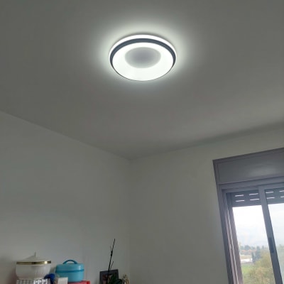 מנורת תקרה עגולה דולקת בחדר