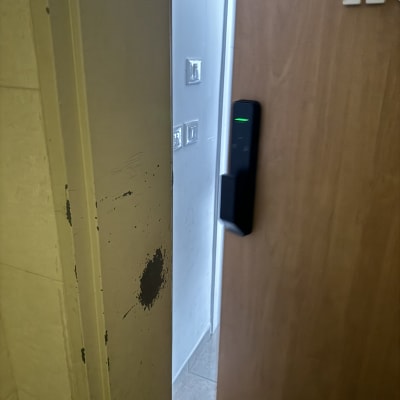 מנעול דיגיטלי על דלת עץ פתוחה חלקית