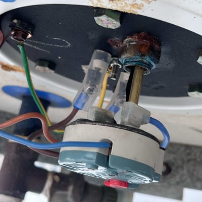 חלקים פנימיים של דוד שמש עם חיבורים חשמליים וצנרת.