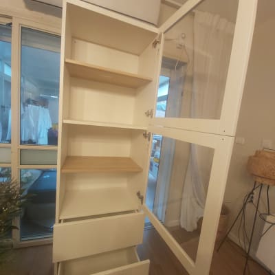 ארון פתוח עם מדפים ודלת זכוכית