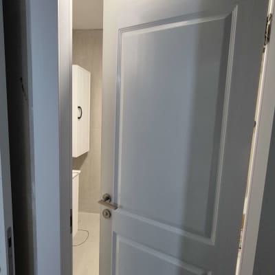 דלת לבנה פתוחה עם ידית מתכת