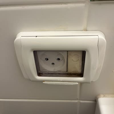 שקע חשמלי מותקן על קיר לבן